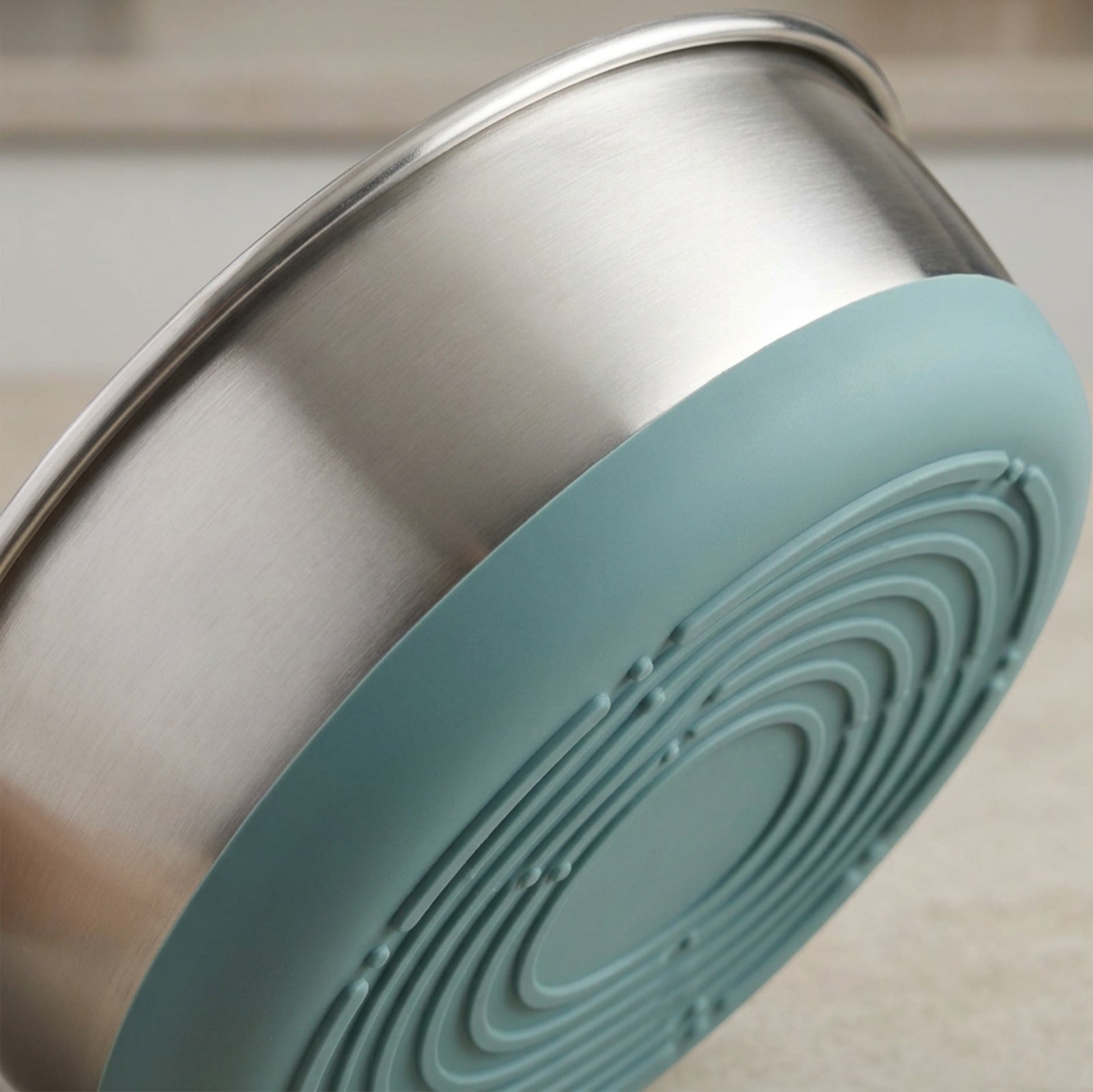 Zavn Shoreline Stainless Steel Pet Bowl with Silicone Base Teal 40 oz - Detail view